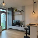 Modern Urban Retreat & Private Parking