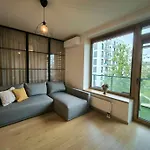 Modern Urban Retreat & Private Parking Butas *