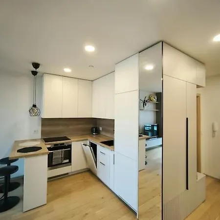 Apartament Modern Urban Retreat & Private Parking Wilno