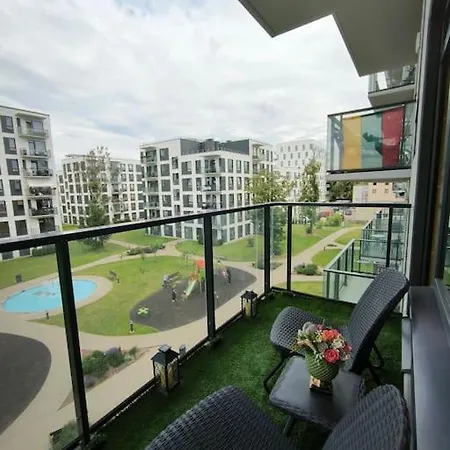 Modern Urban Retreat Free Private Parking & Balcony Apartment *