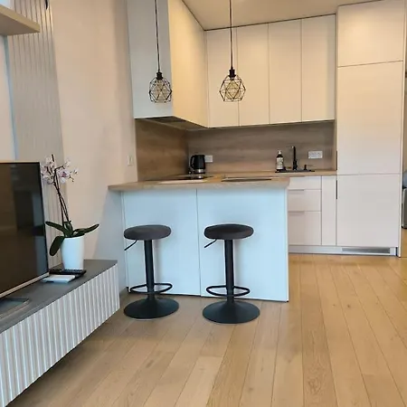 Modern Urban Retreat Free Private Parking & Balcony