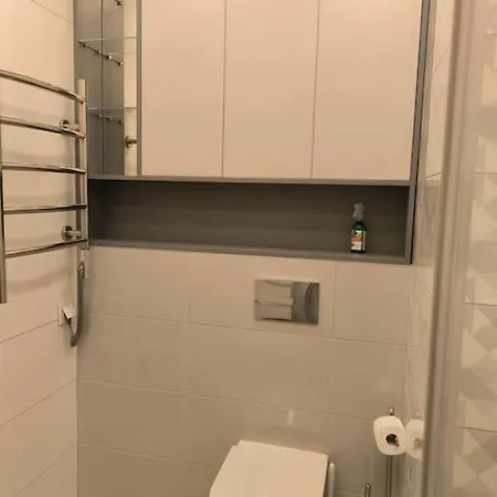 Modern Urban Retreat Free Private Parking & Balcony Apartment