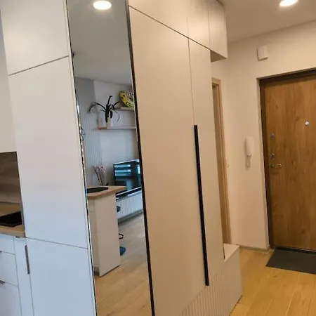 Modern Urban Retreat Free Private Parking & Balcony