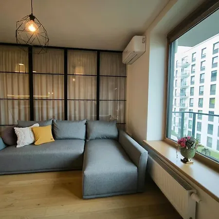 Modern Urban Retreat Free Private Parking & Balcony Apartment