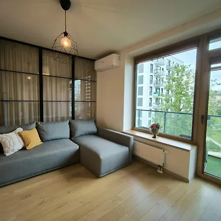 Modern Urban Retreat Free Private Parking & Balcony Apartment *