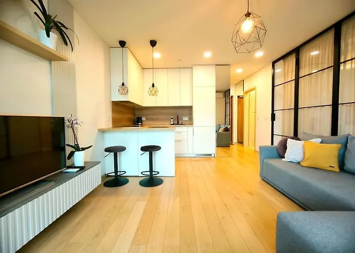 Modern Urban Retreat & Private Parking ヴィリニュス