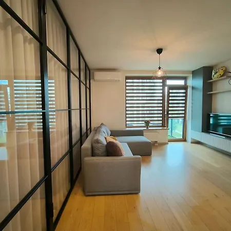 Modern Urban Retreat & Private Parking Apartman