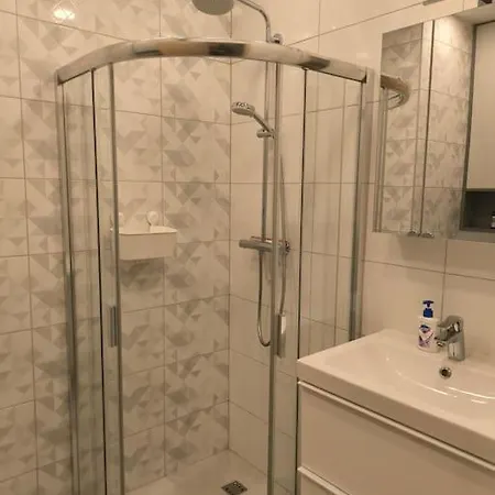 Apartman Modern Urban Retreat & Private Parking *